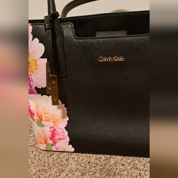 Calvin Klein printed Saffiano flower tote purse, large bag with 3 pockets. - Picture 2 of 9